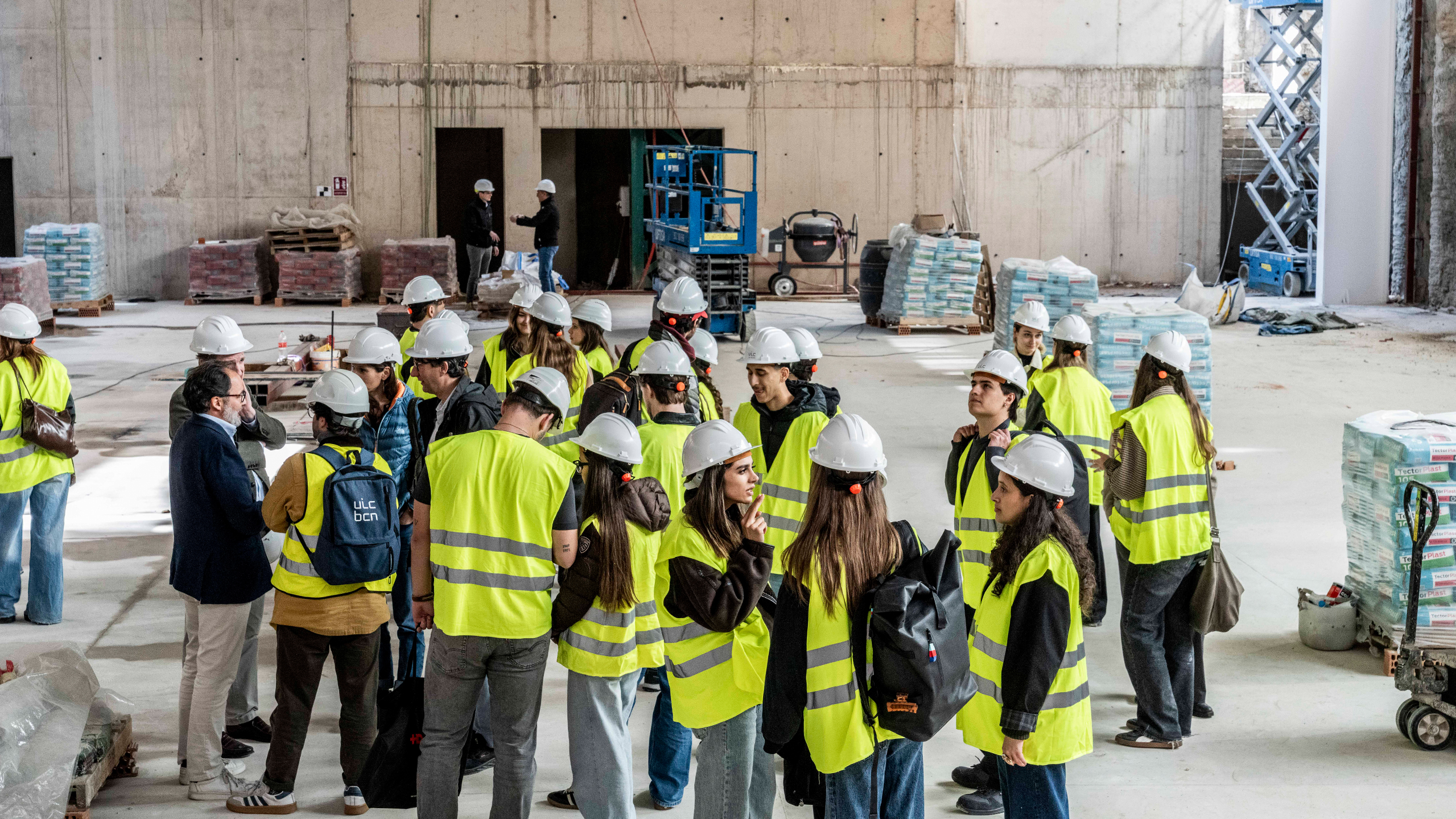 Escuela-suiza-barcelona-trasbordo-visita-arquitectura-UIC-2 Alumnos de Escuela de Arquitectura de la UIC visitan la Escuela Suiza de Barcelona de trasbordo